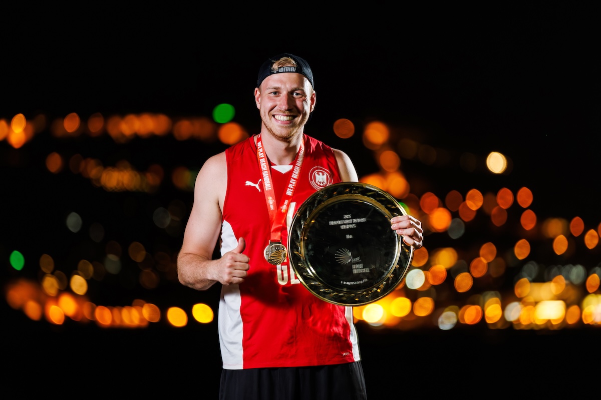 Timo mit Medaille und Meisterschale
